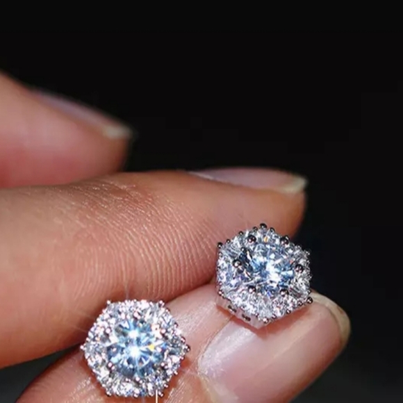 NEW 18k White Gold Diamond Hexagon Stud Earrings - Picture 5 of 8